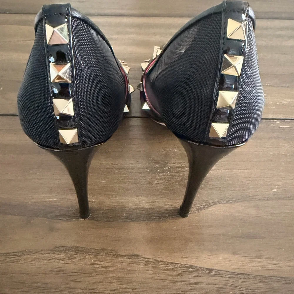 ❤️❤️SOLD❤️❤️Valentino Garavani Black and Red Studded Heels - Picture 3 of 6